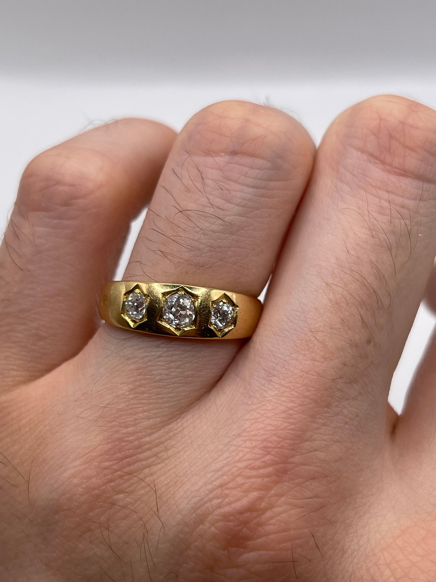 Antique 18ct gold 3 stone diamond guosy ring