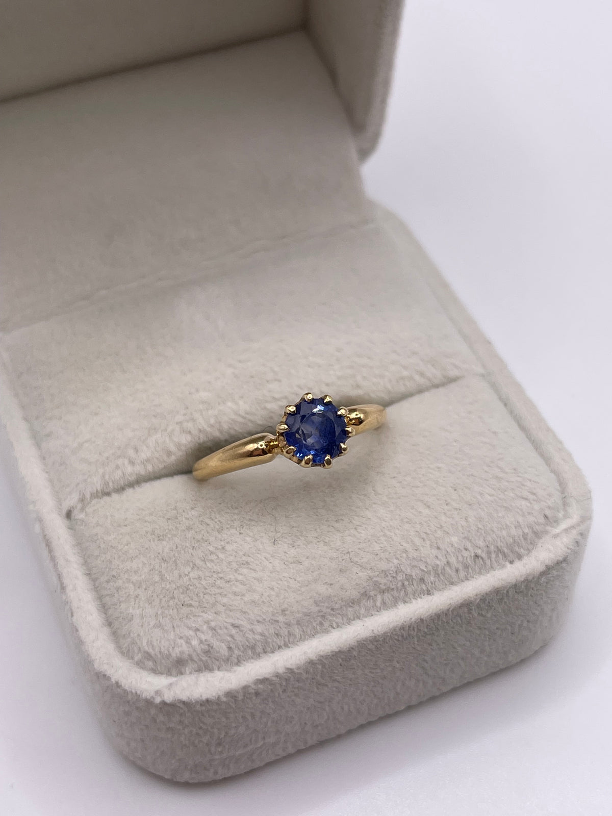 Antique 18ct gold sapphire ring