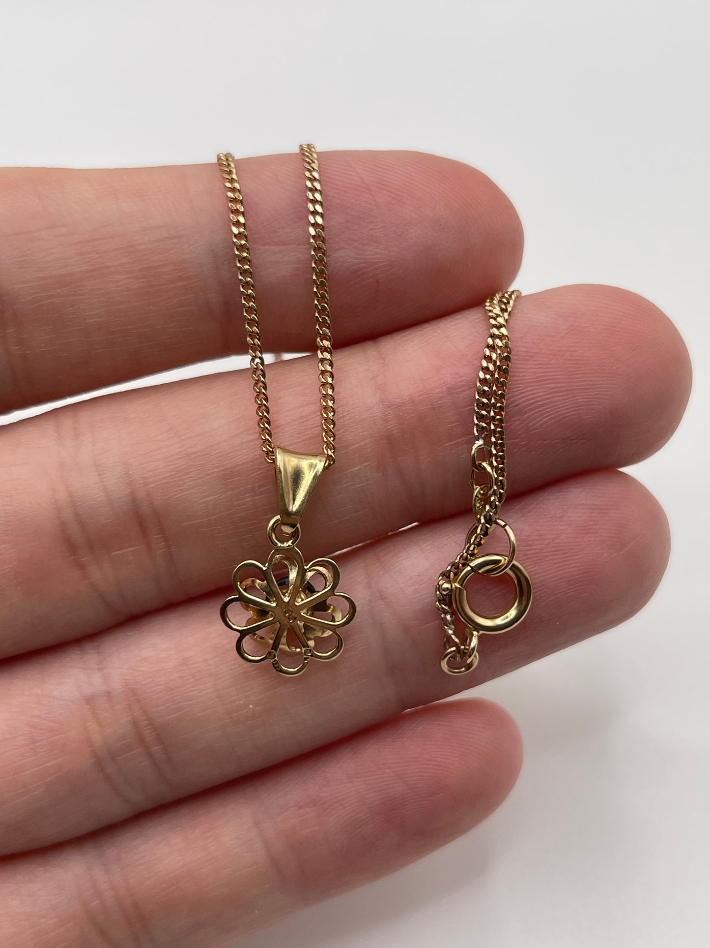 9ct gold garnet necklace