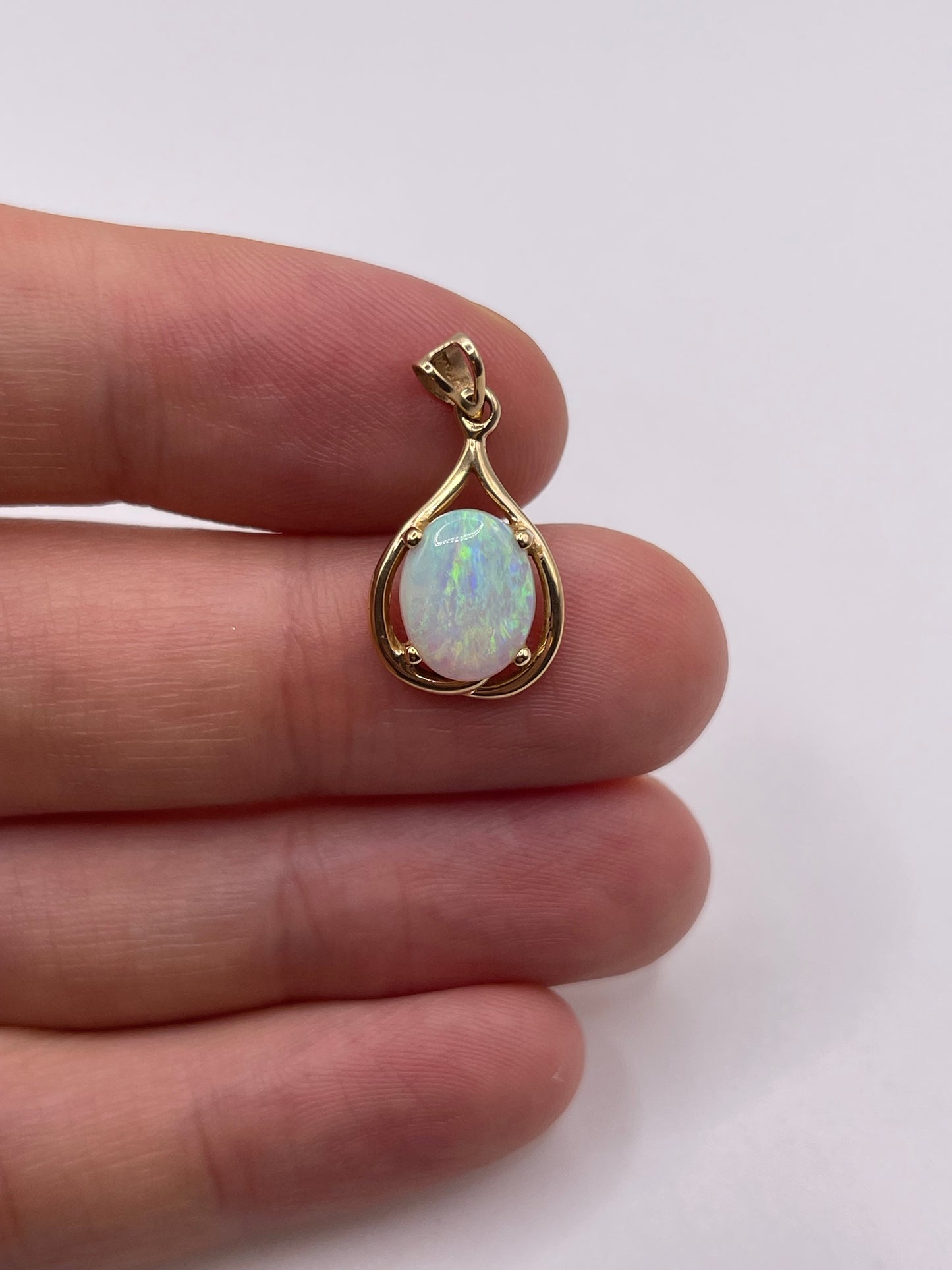 14ct gold opal pendant