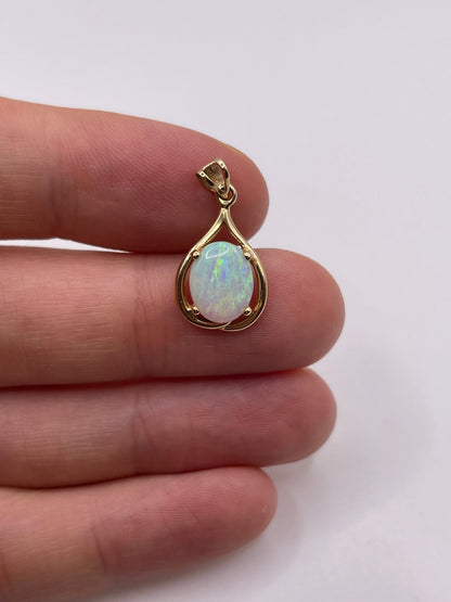 14ct gold opal pendant