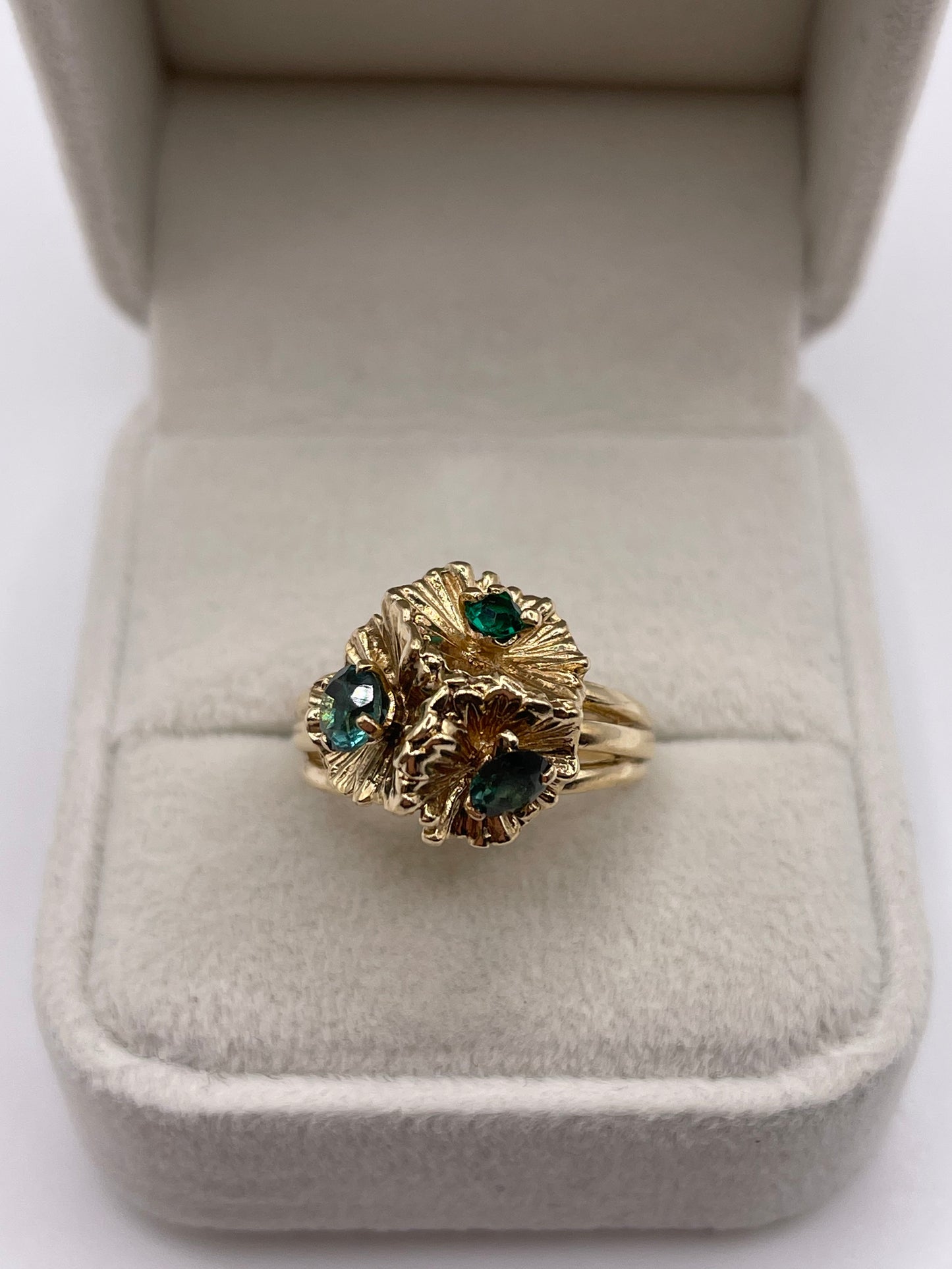 9ct gold synthetic spinel ring