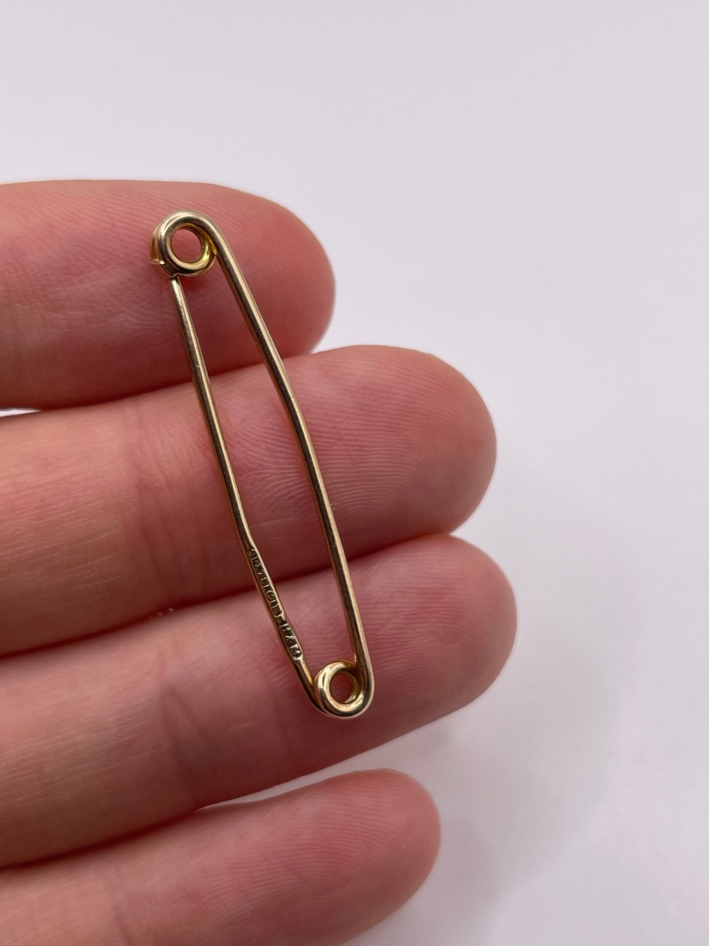 9ct gold safety pin brooch