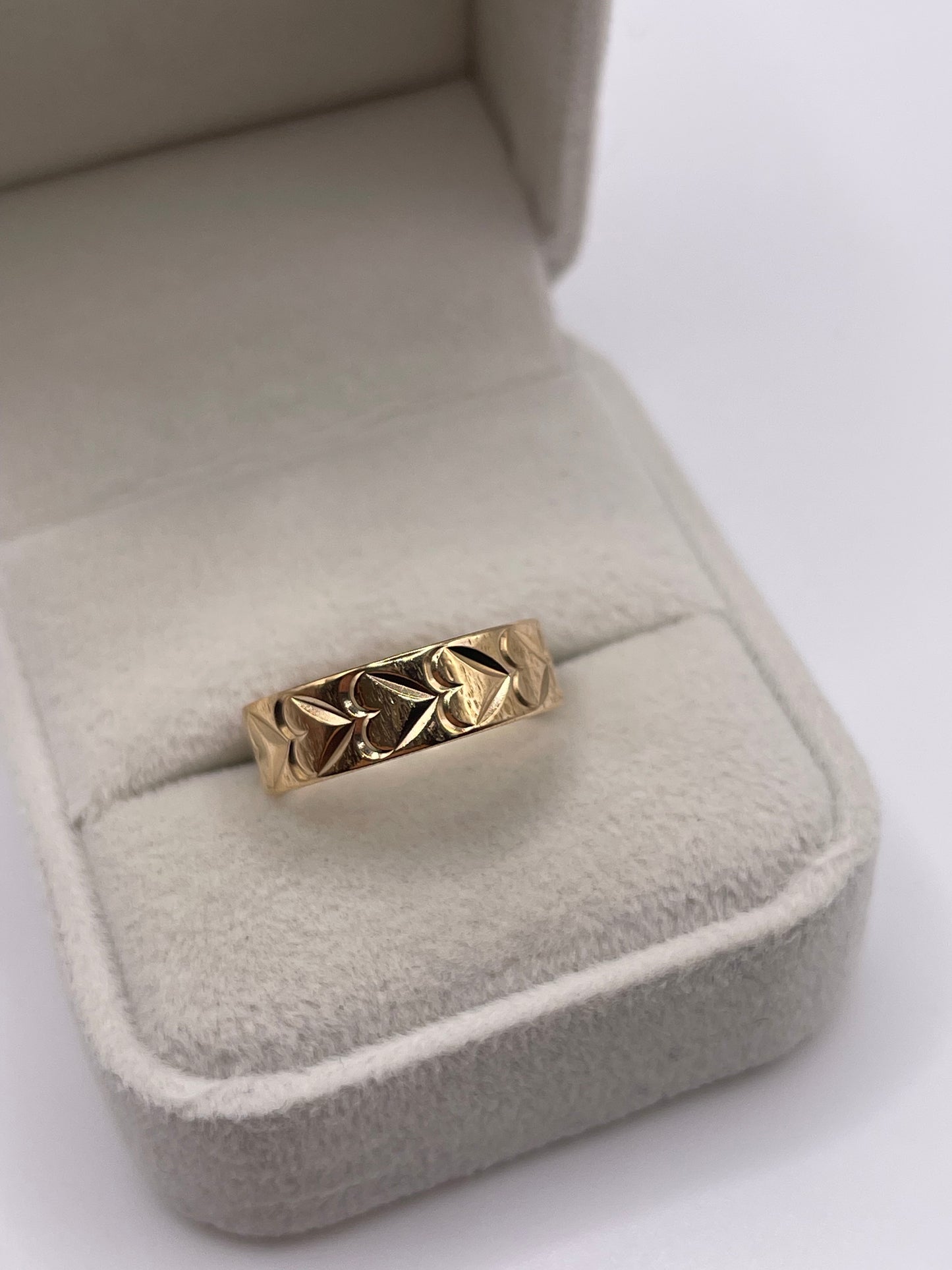 9ct gold patterned band