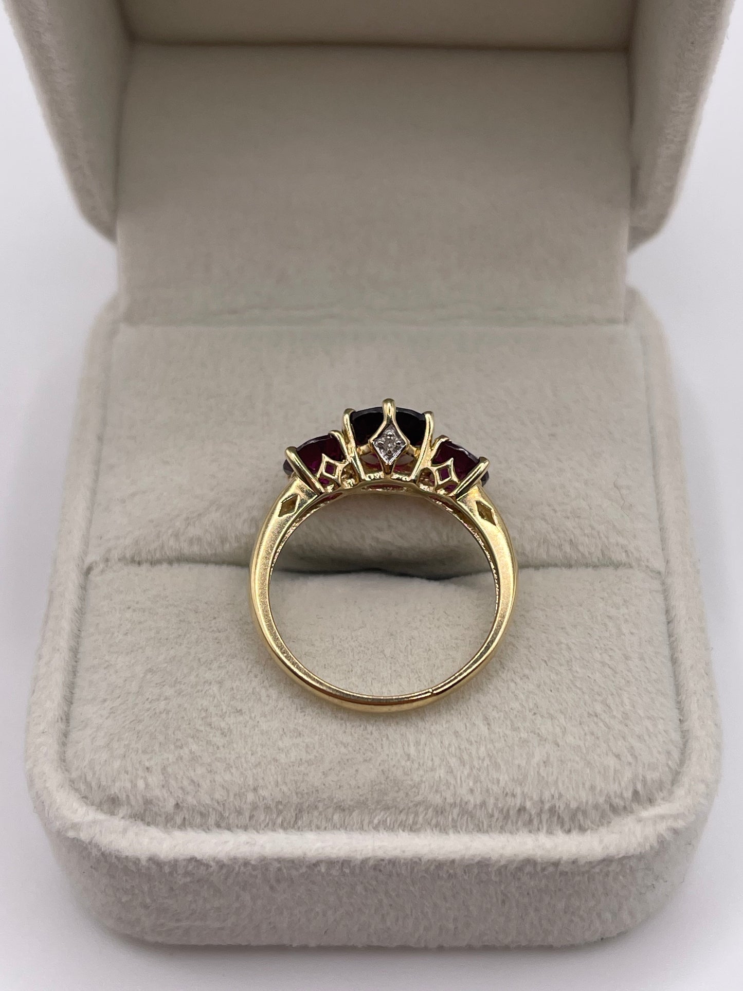 9ct gold garnet and diamond ring