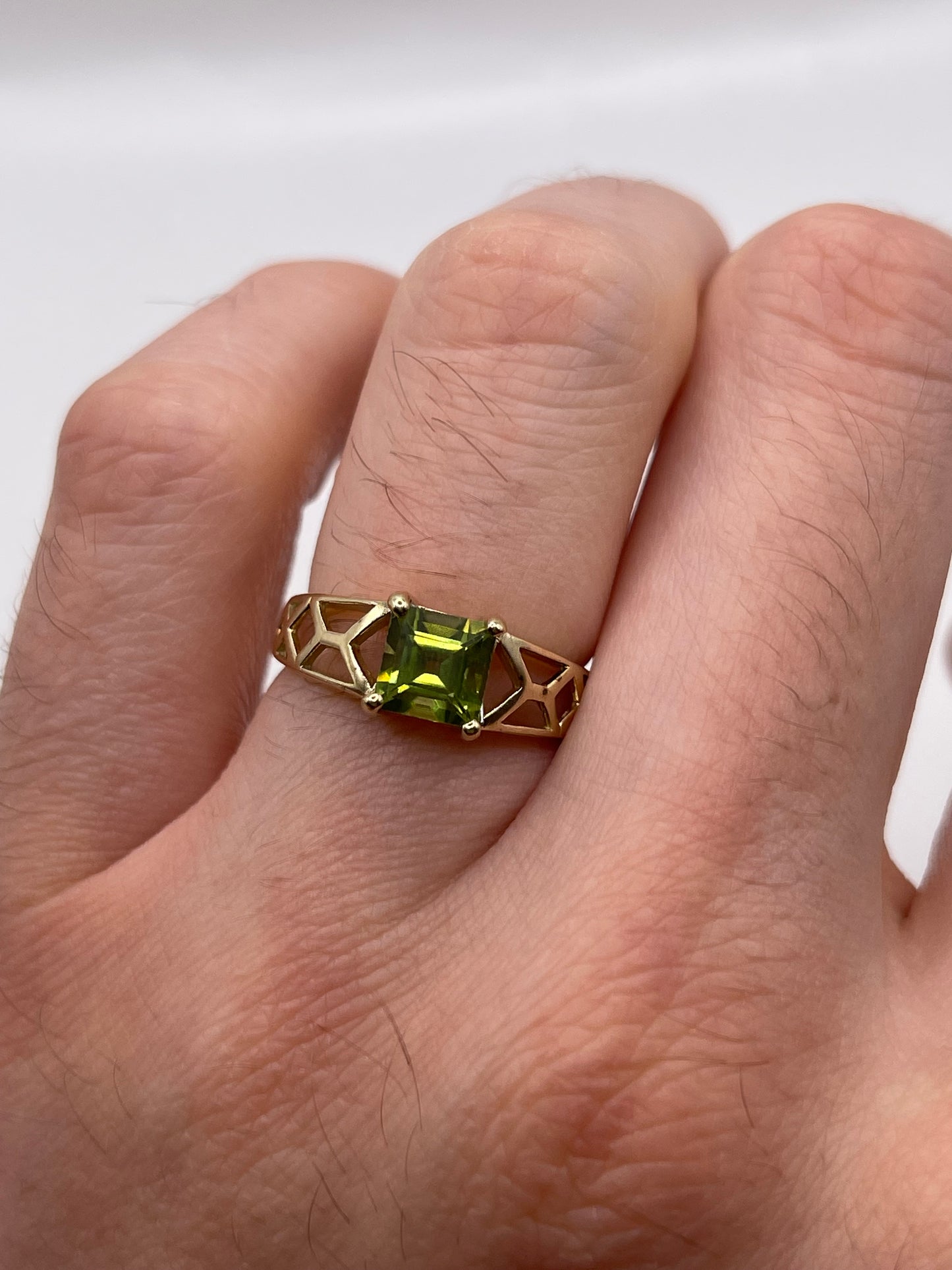 9ct gold peridot ring