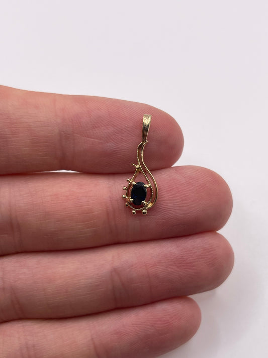 9ct gold sapphire pendant