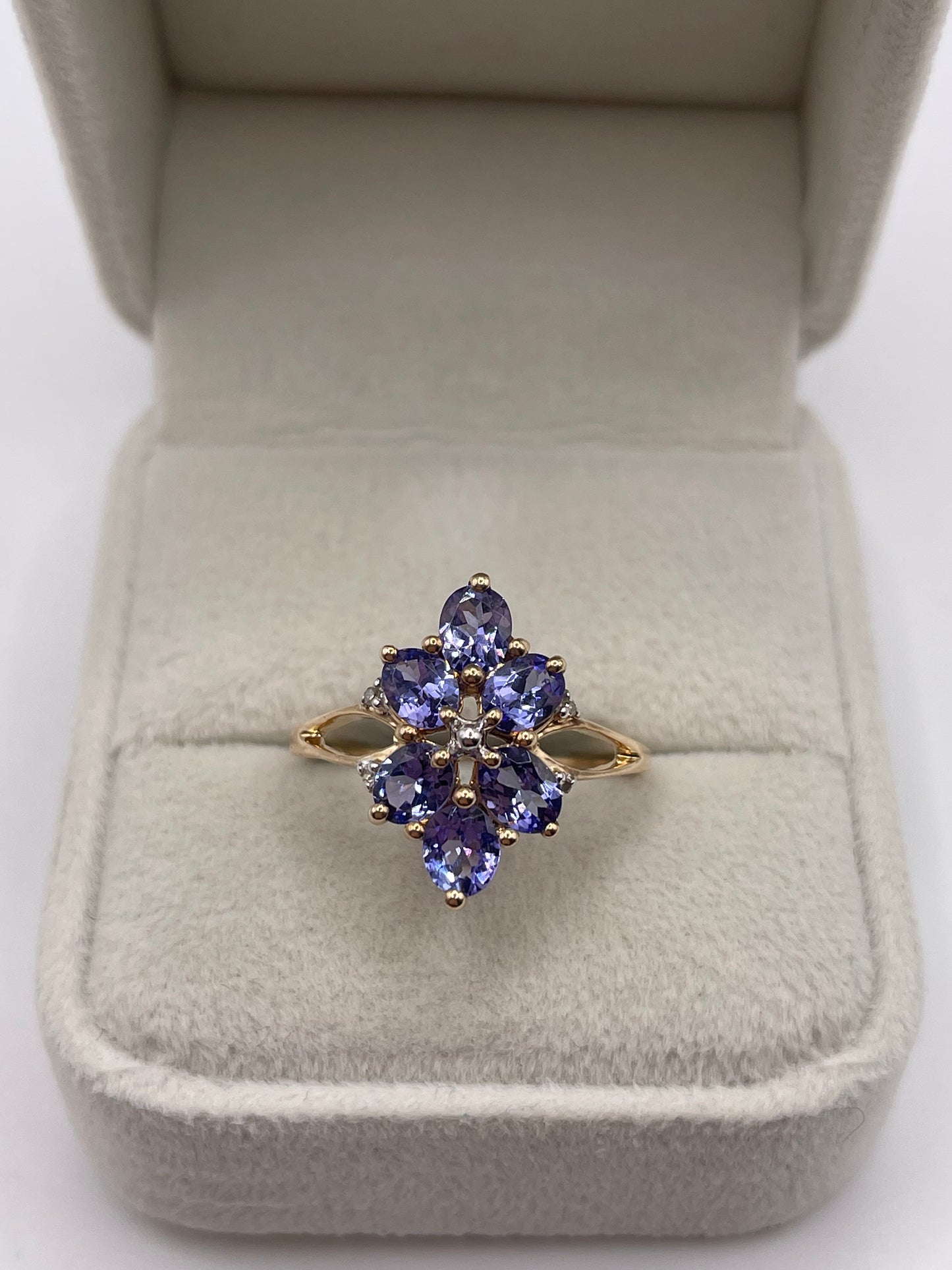 9ct gold tanzanite and diamond ring