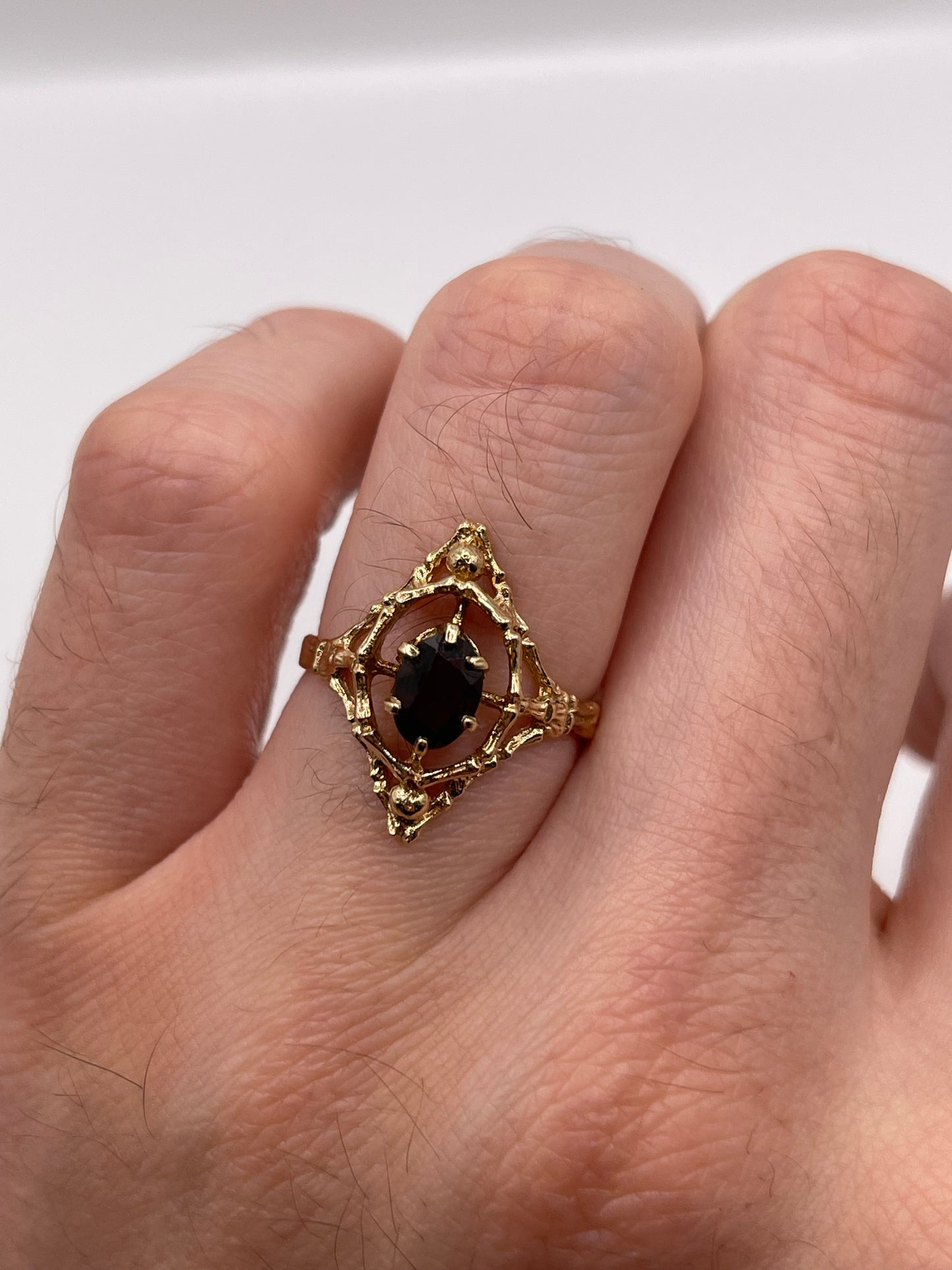 9ct gold garnet ring