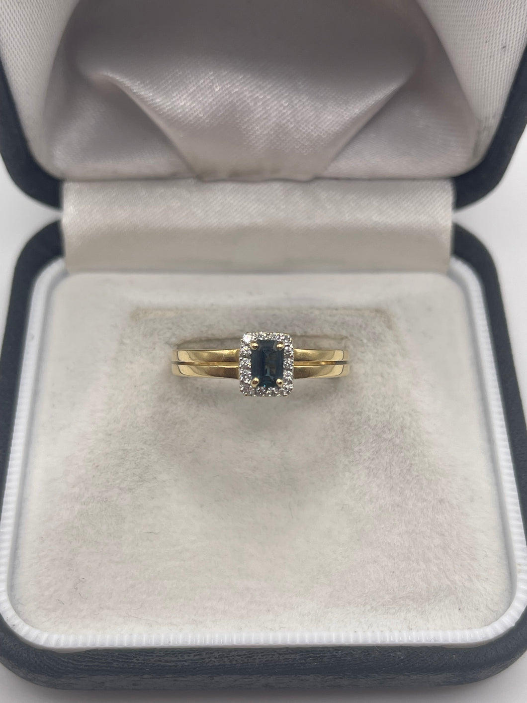 18ct gold sapphire and diamond ring