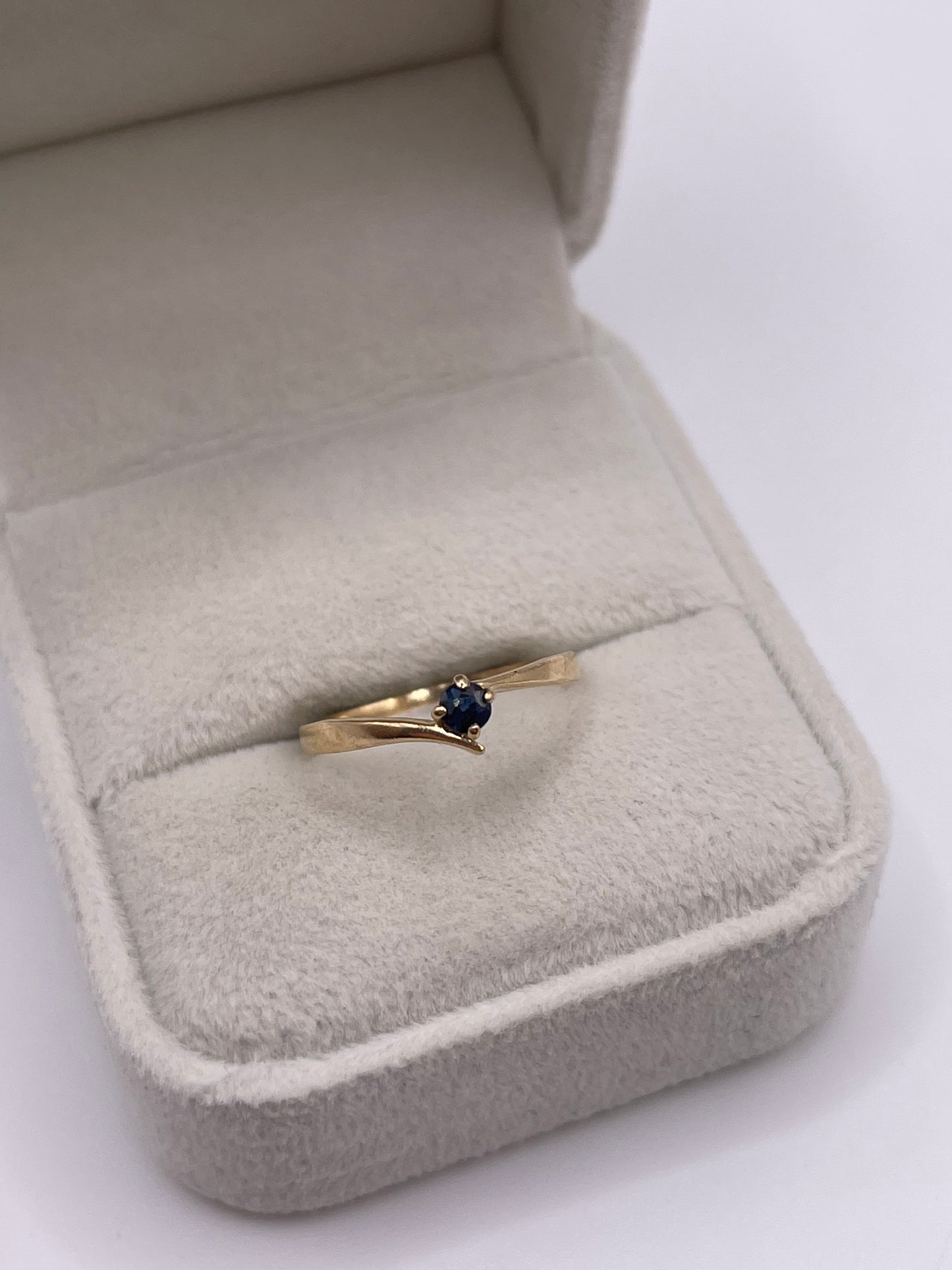 9ct gold sapphire ring