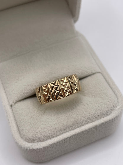 9ct gold patterned band