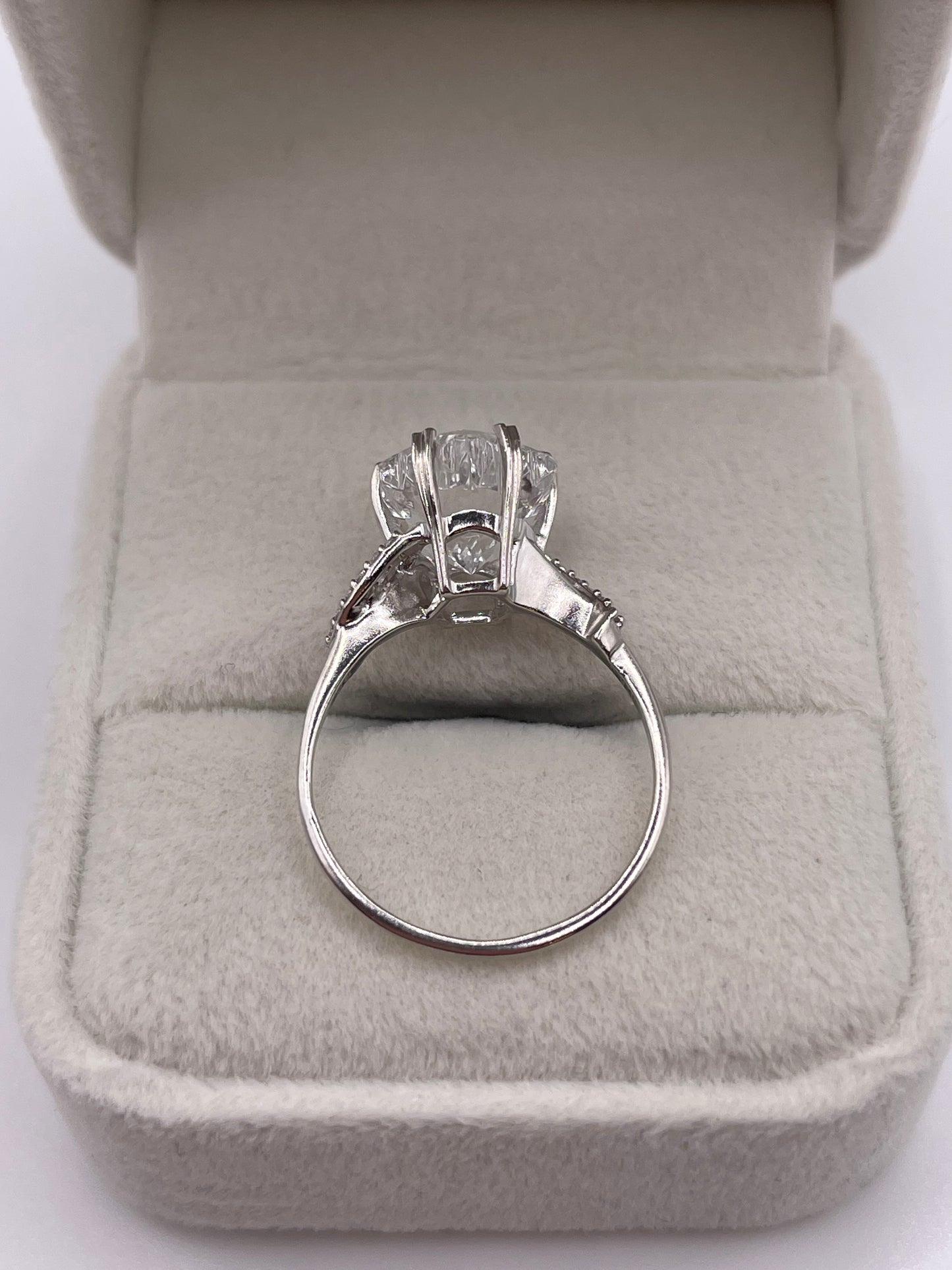 9ct white gold topaz ring