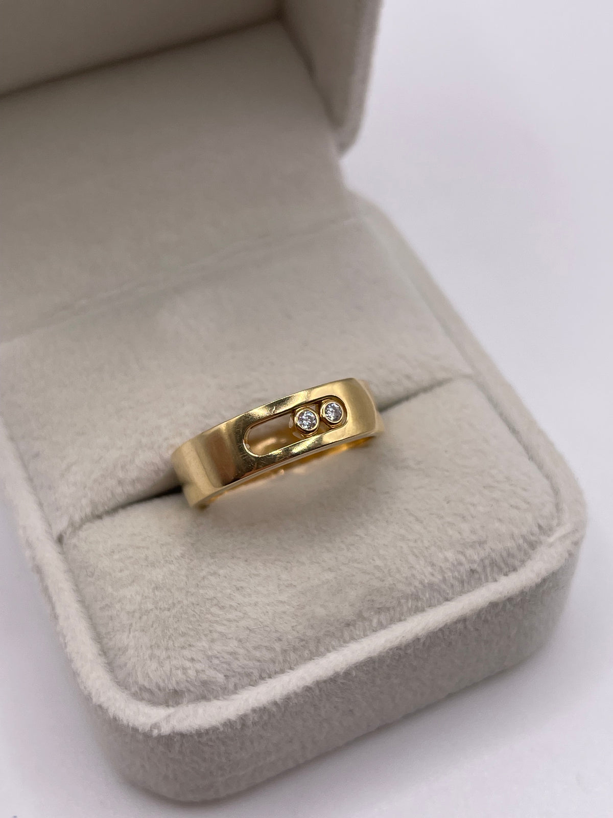18ct gold cz moving ring