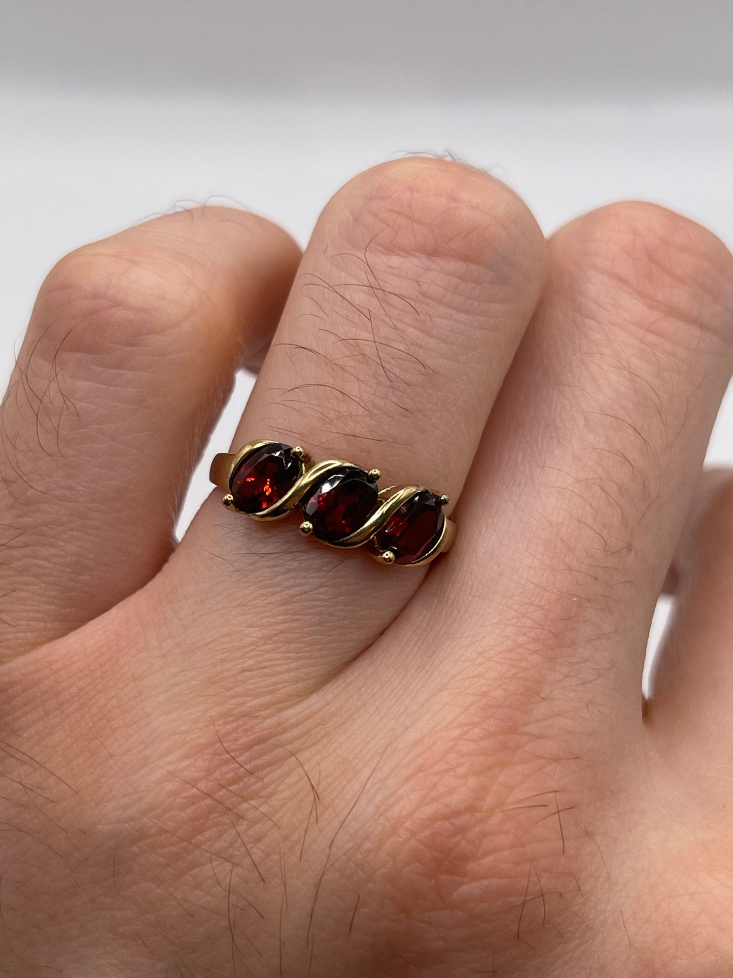 9ct gold garnet ring