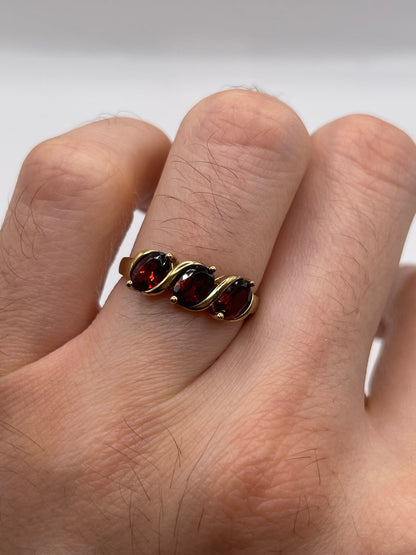 9ct gold garnet ring