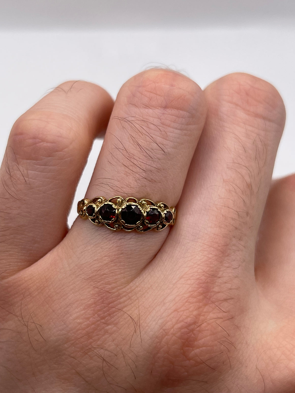 9ct gold garnet ring