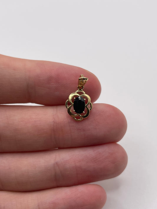 9ct gold sapphire pendant