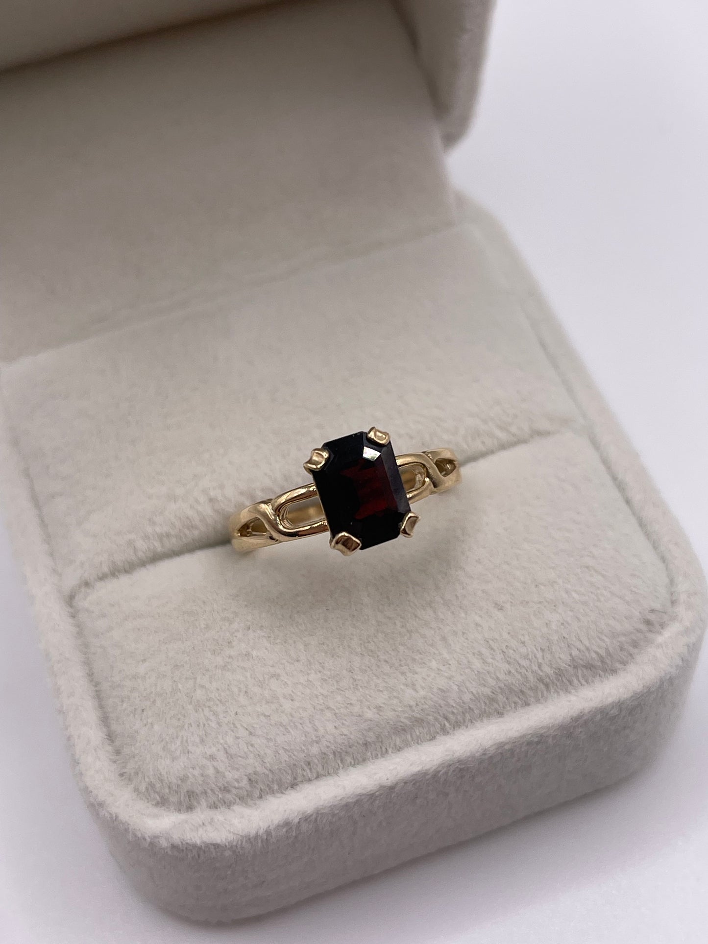 9ct gold garnet ring