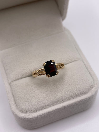 9ct gold garnet ring