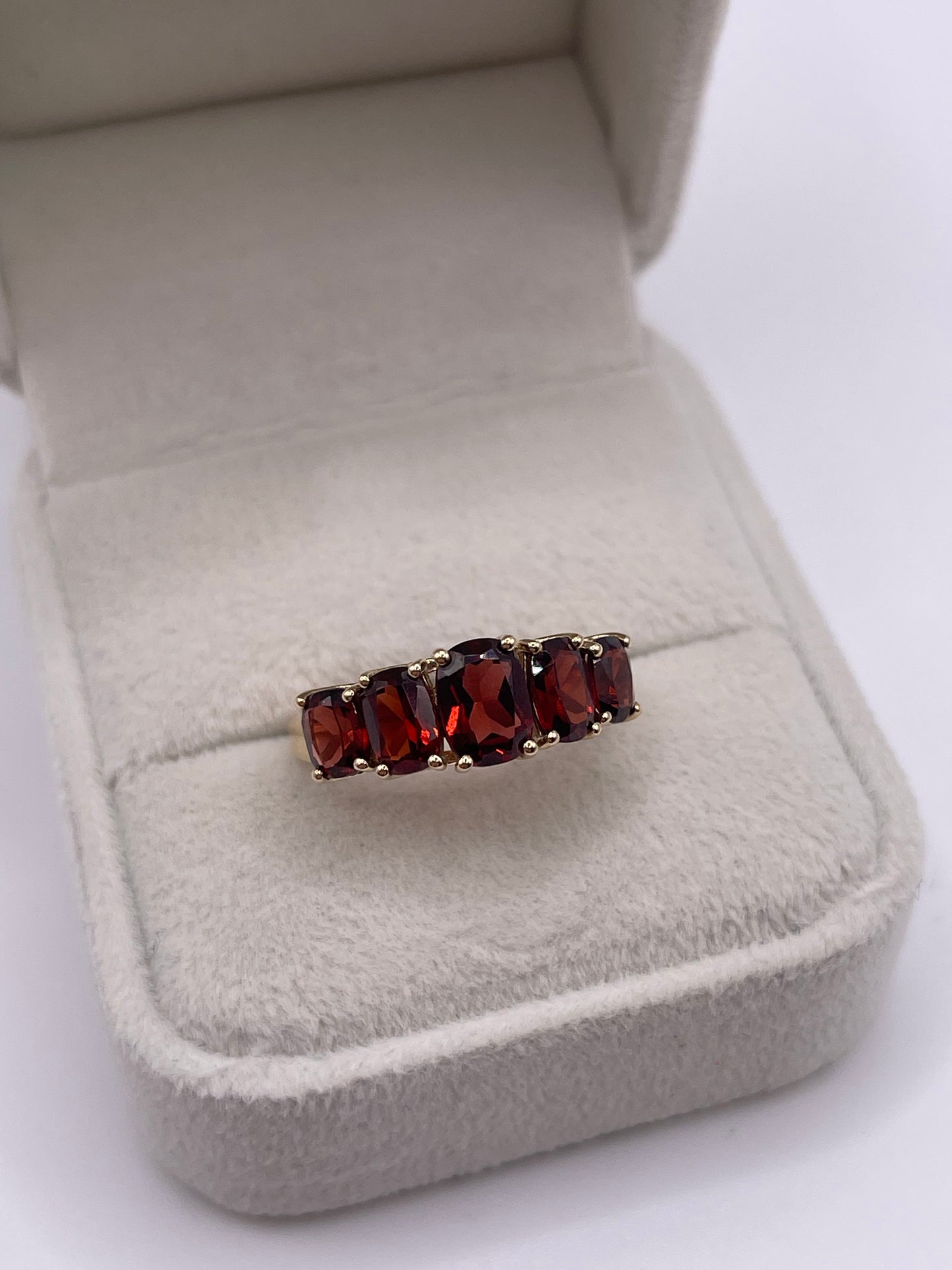 9ct gold garnet ring