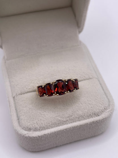 9ct gold garnet ring
