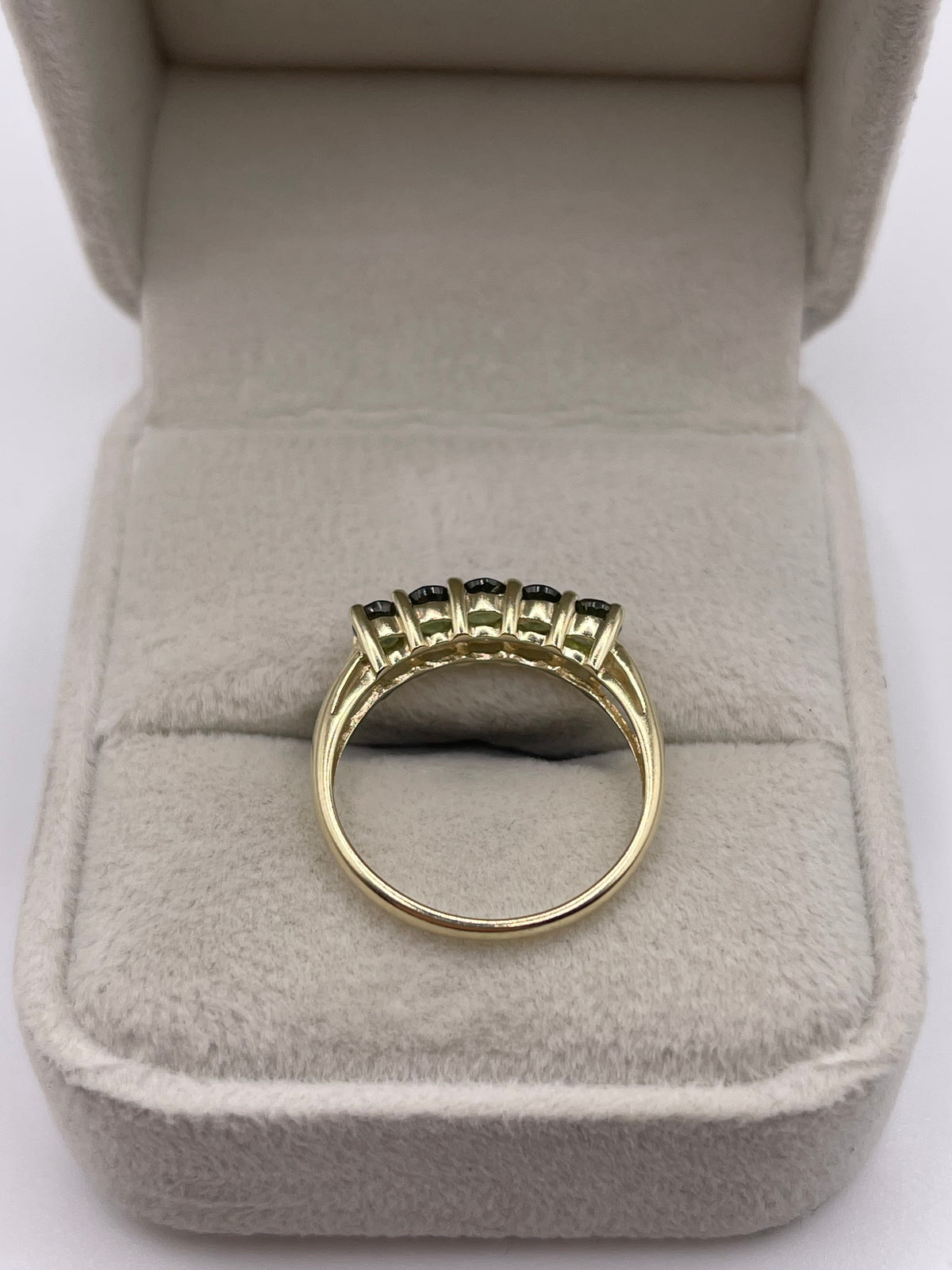 9ct gold green sapphire ring