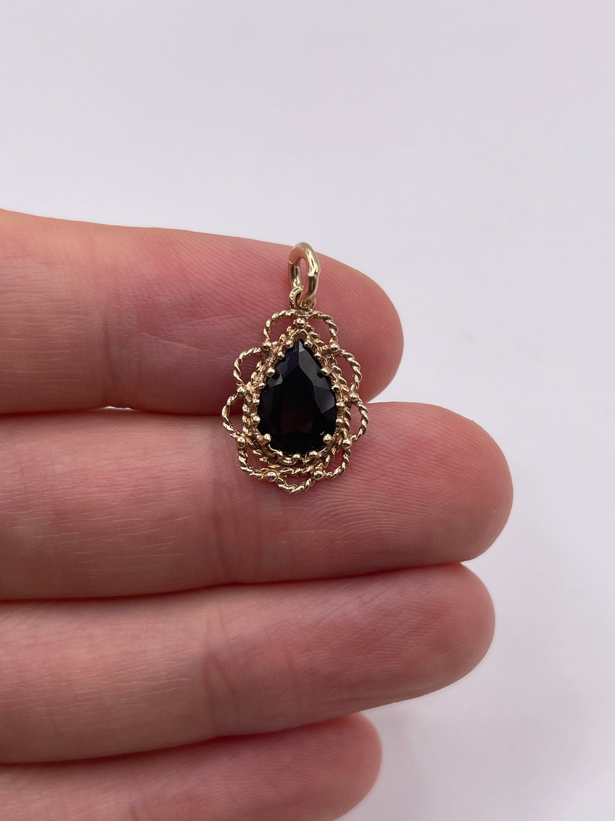 9ct gold garnet pendant