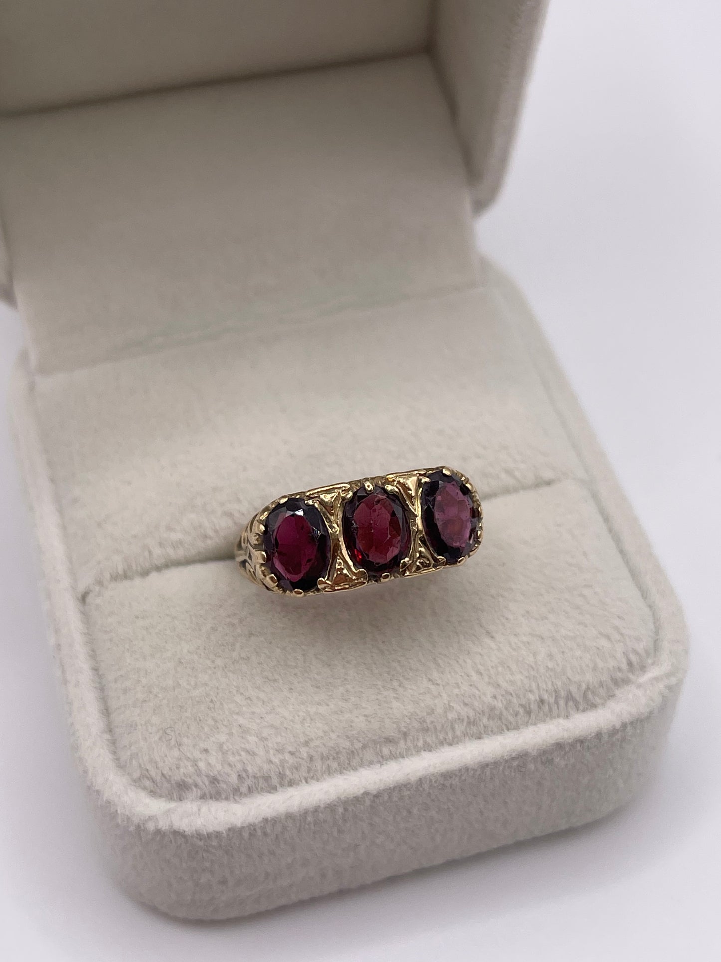 9ct gold garnet ring