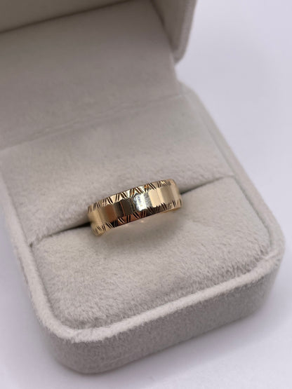 9ct gold patterned band