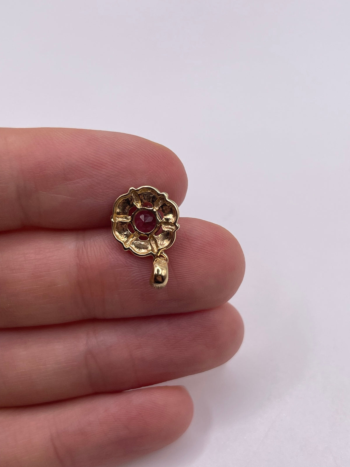 9ct gold garnet pendant