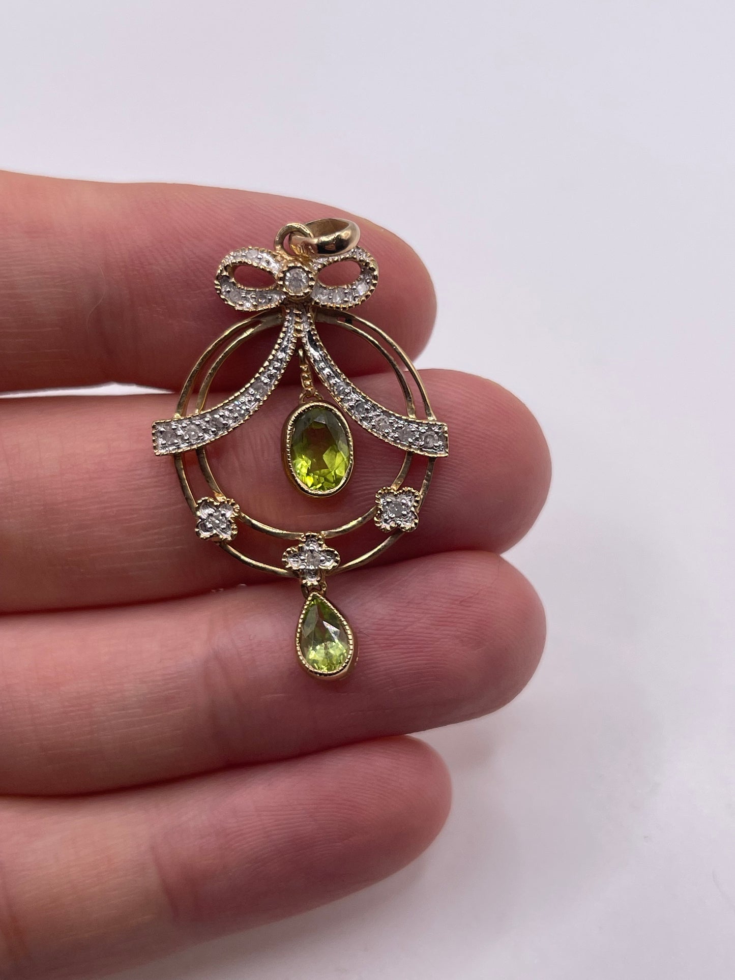 9ct gold peridot and diamond pendant