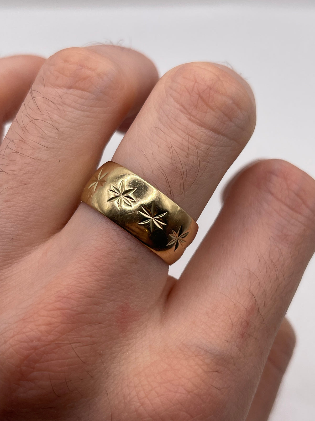 9ct gold patterned band