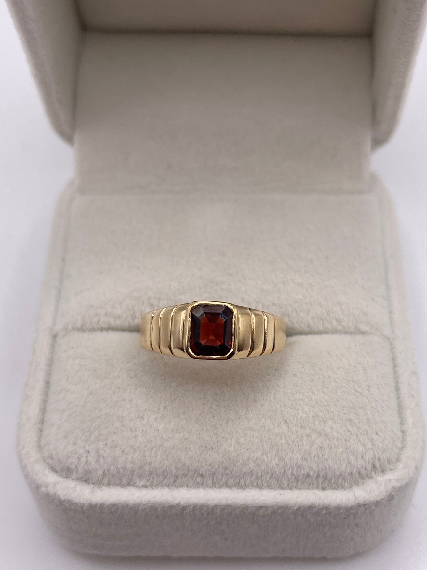 9ct gold garnet ring