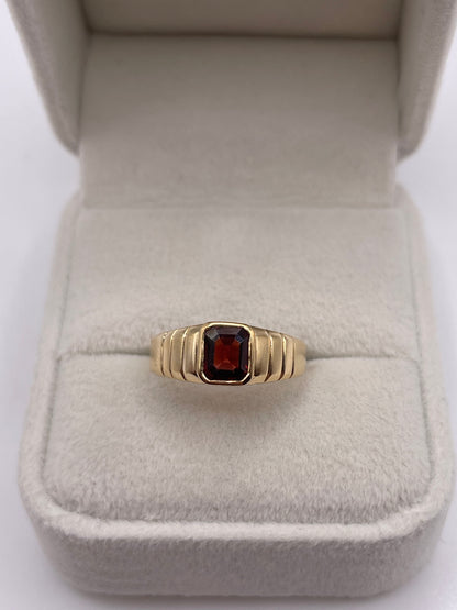 9ct gold garnet ring