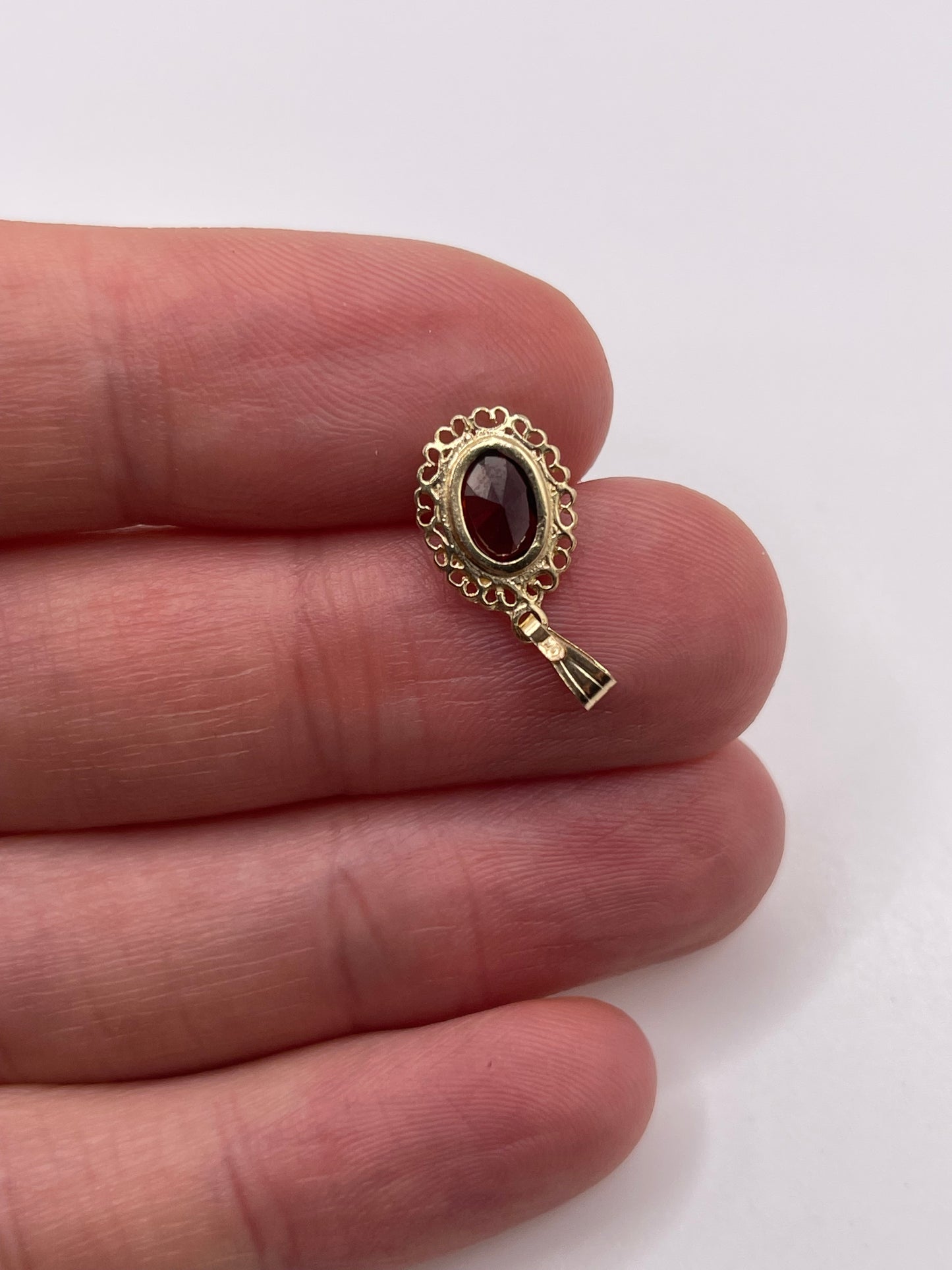 9ct gold opal pendant