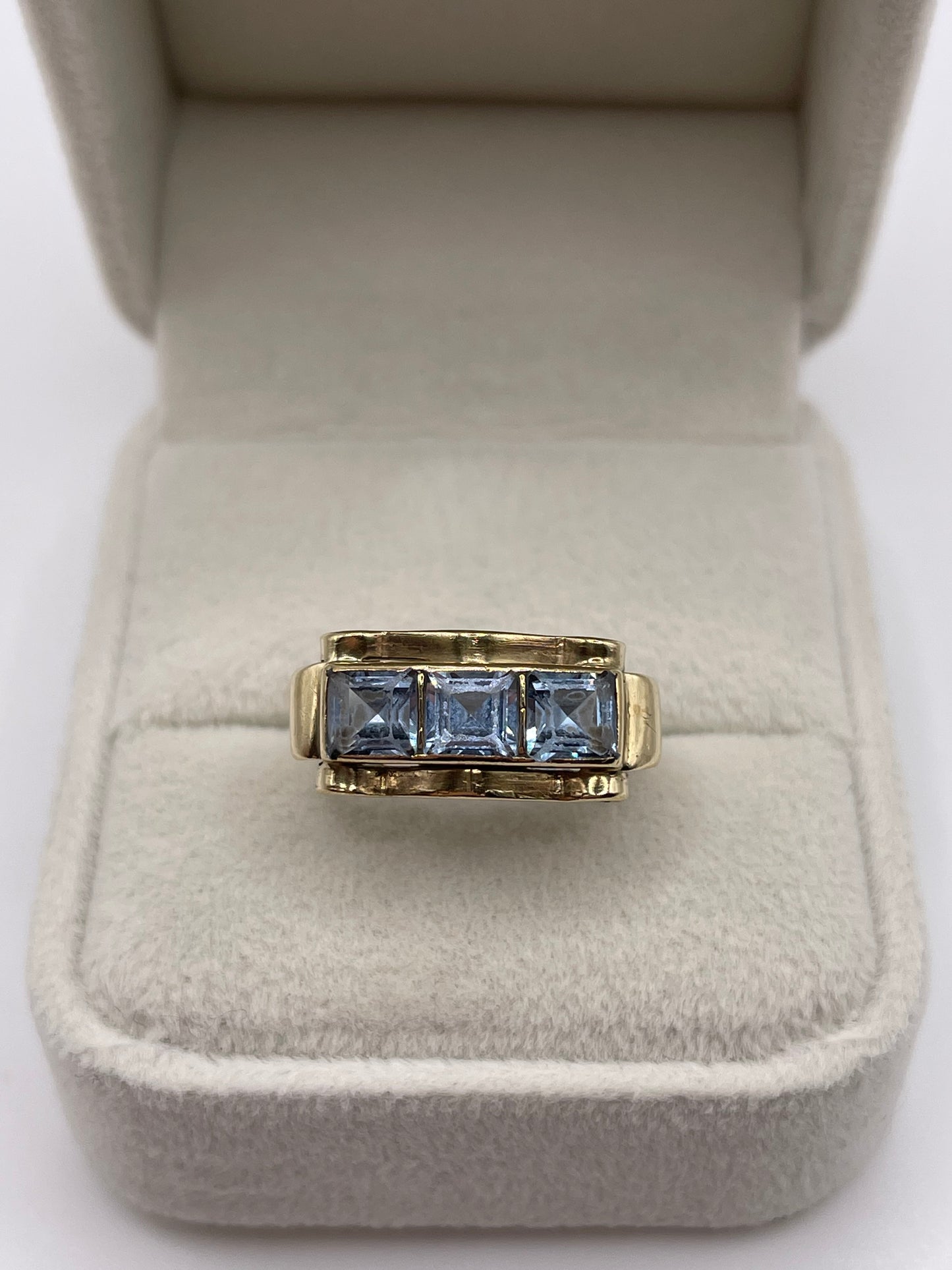 8ct gold synthetic spinel ring