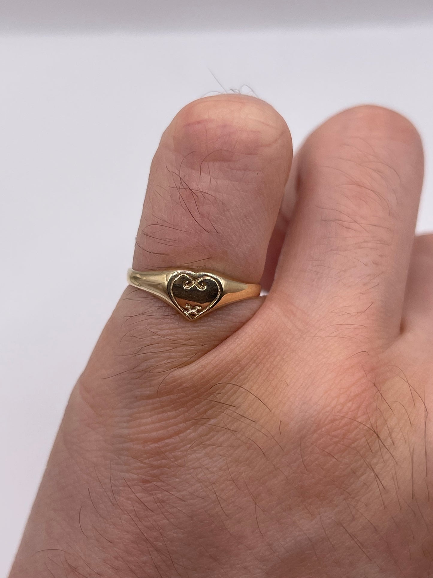 9ct gold heart signet ring