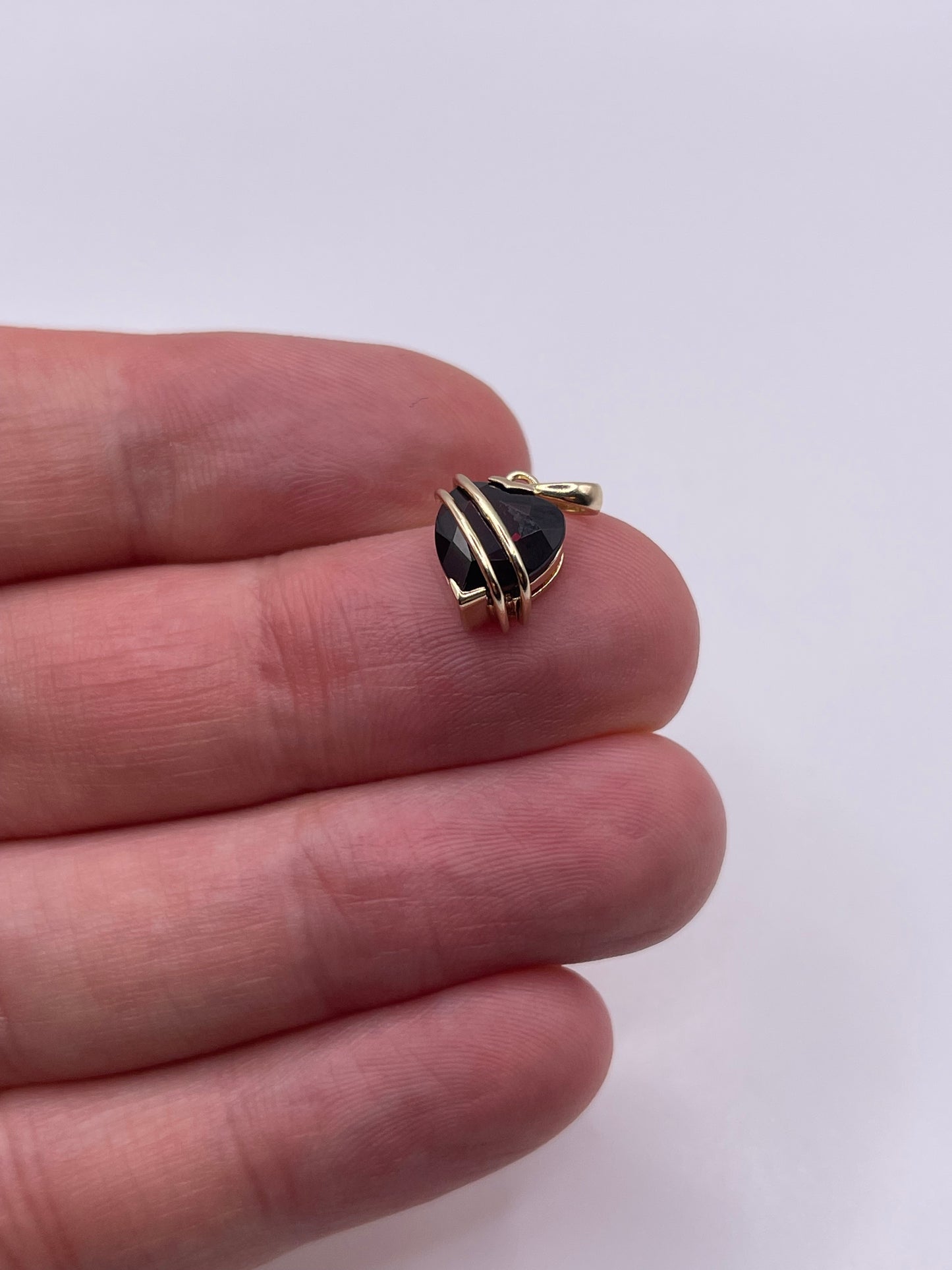 9ct gold garnet heart pendant
