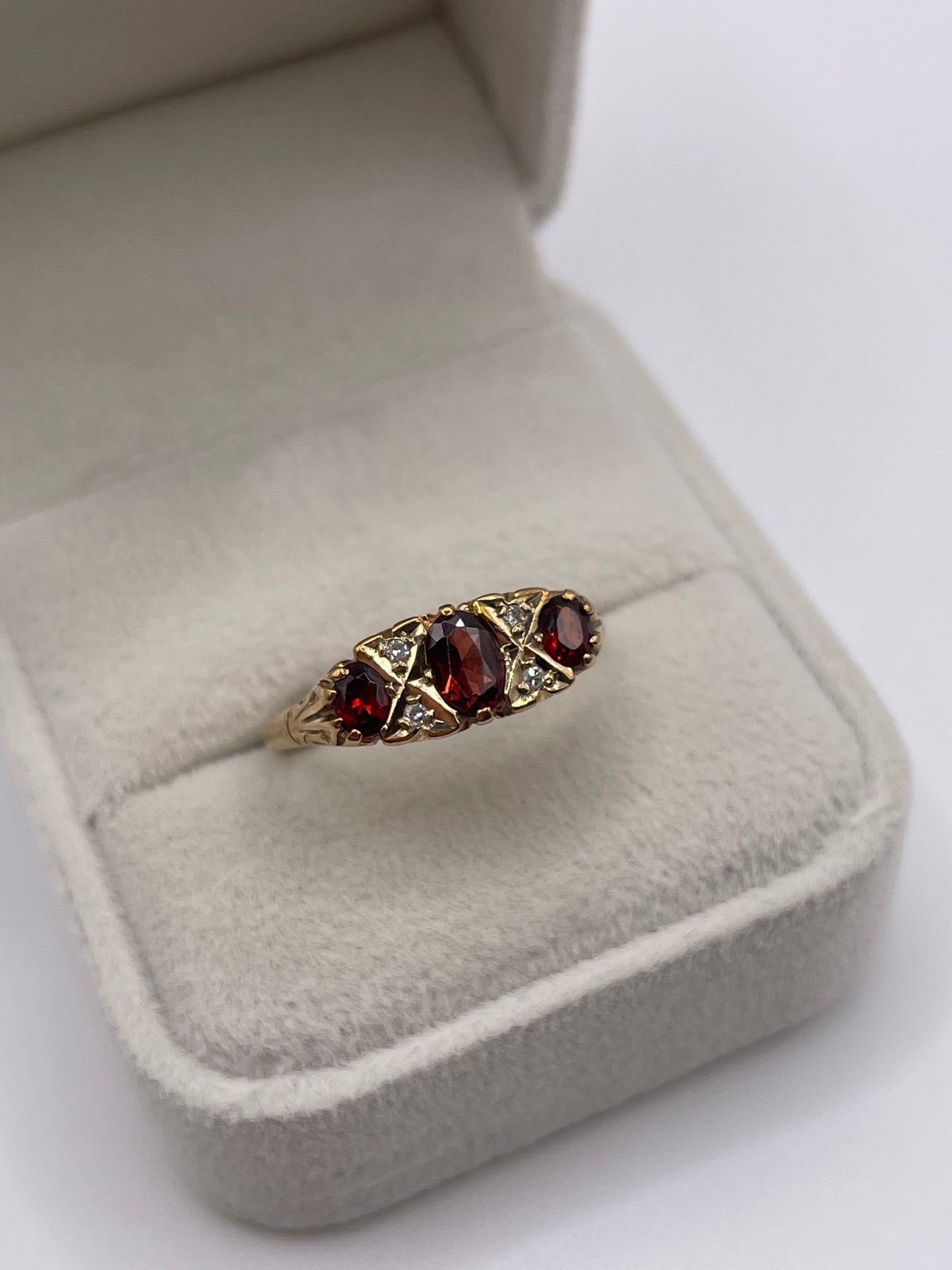 9ct gold garnet and diamond ring