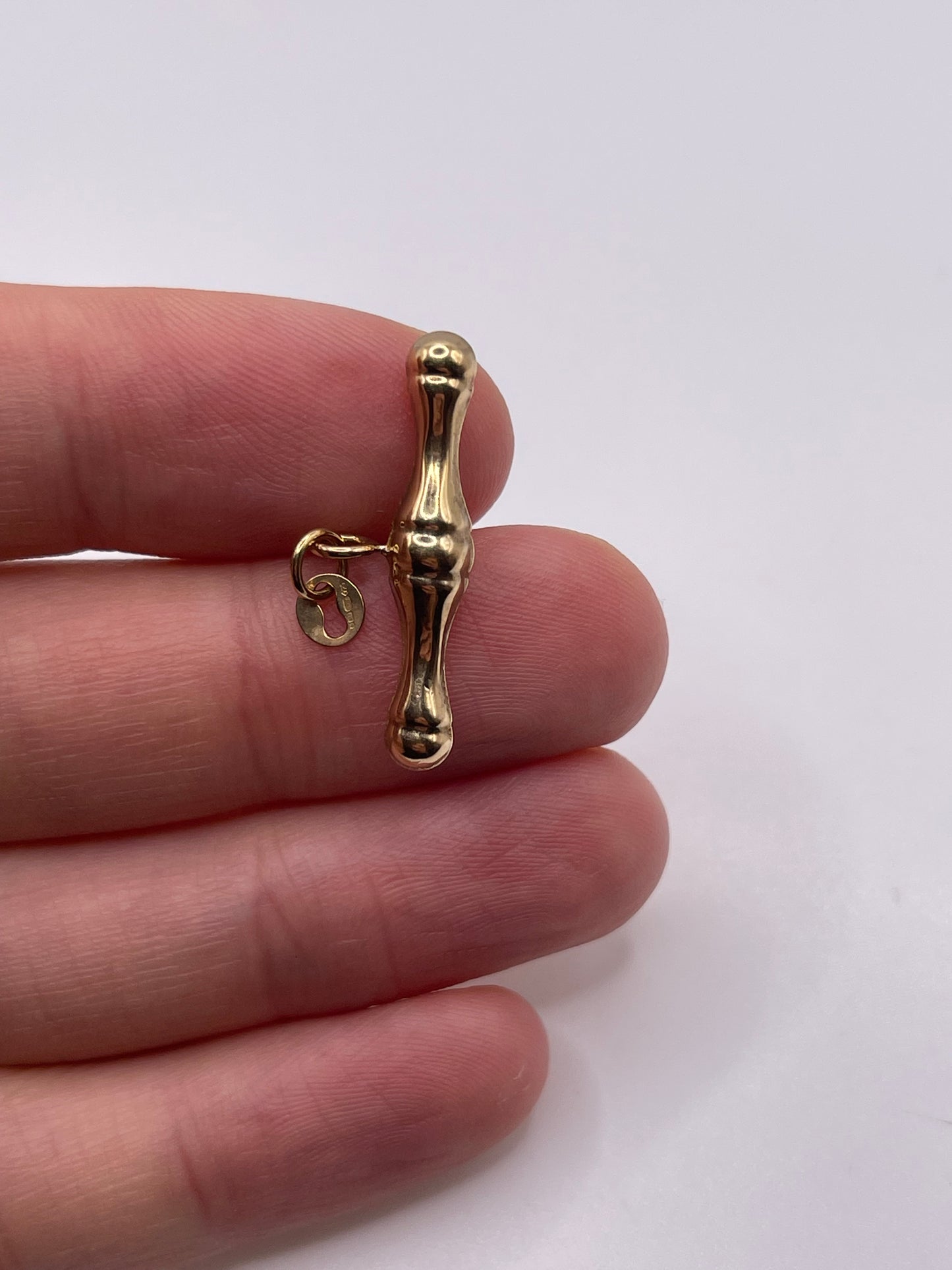 9ct gold t bar pendant
