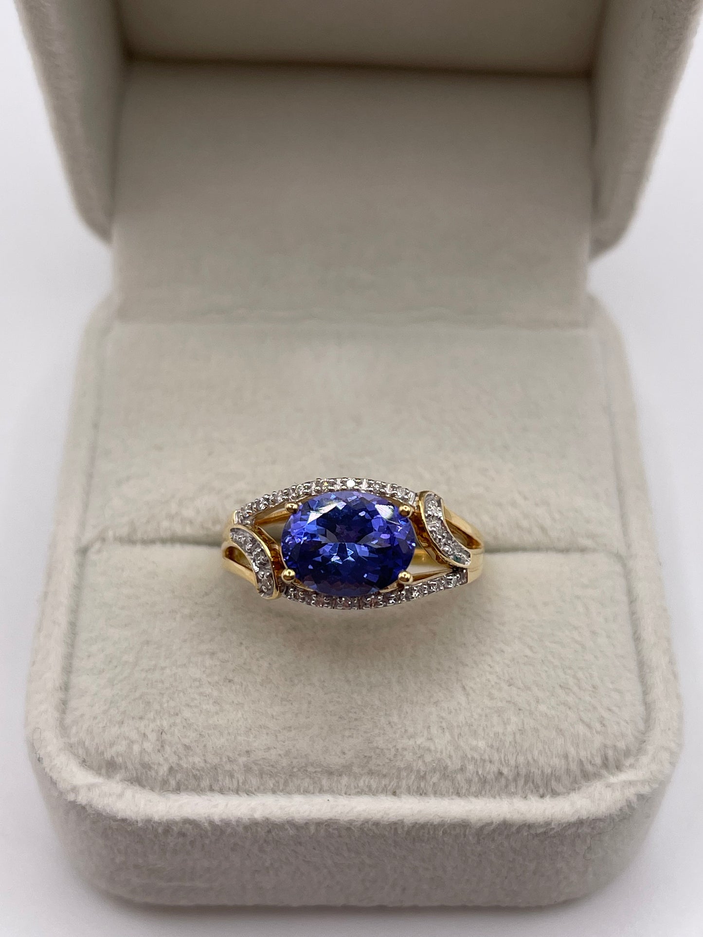 18ct gold tanzanite and diamond ring
