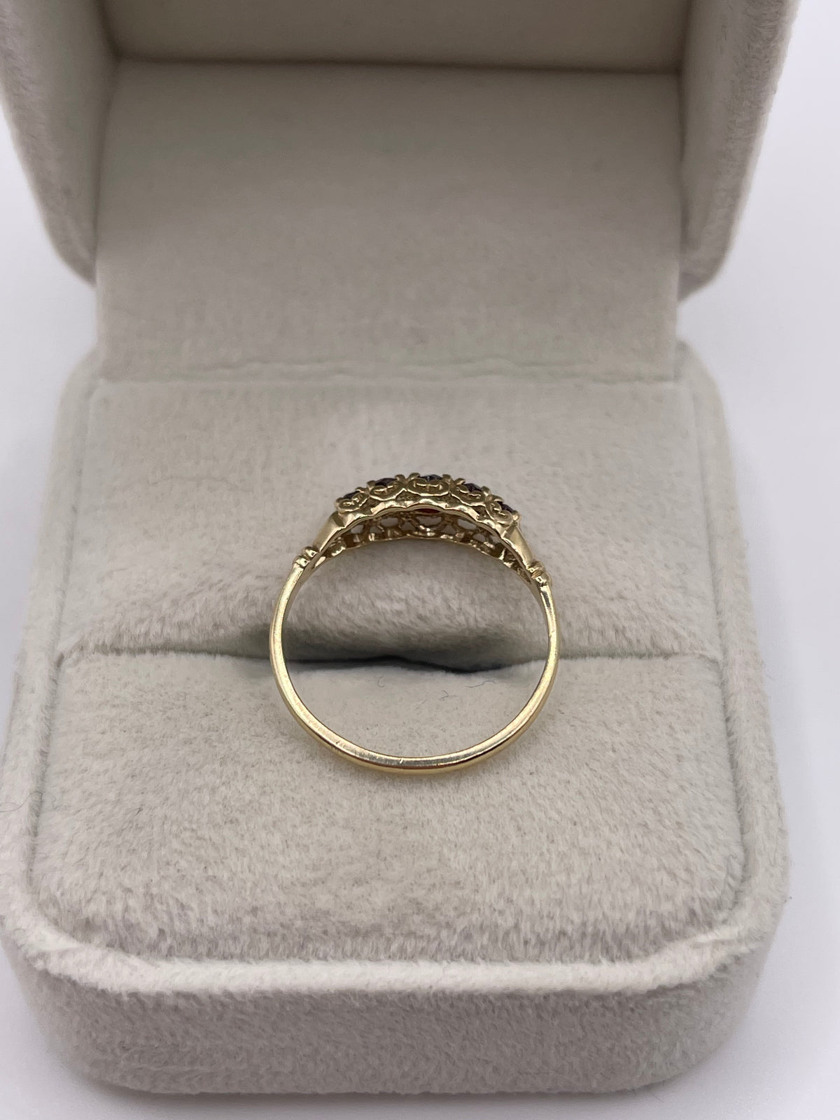 9ct gold garnet ring