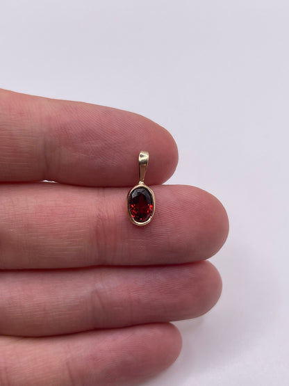 9ct gold garnet pendant
