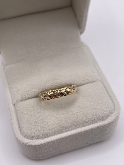 9ct gold patterned band