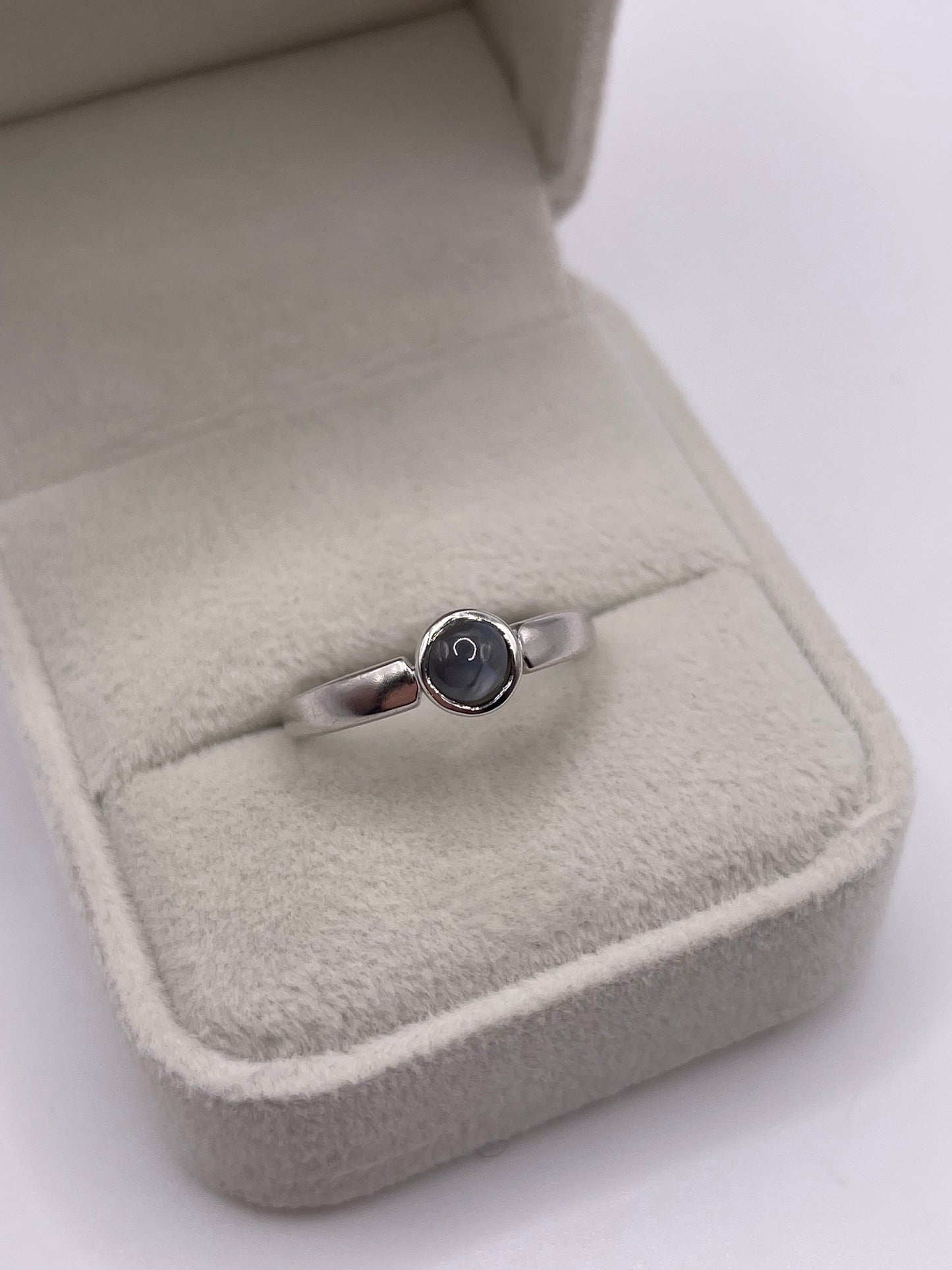 9ct white gold star sapphire ring