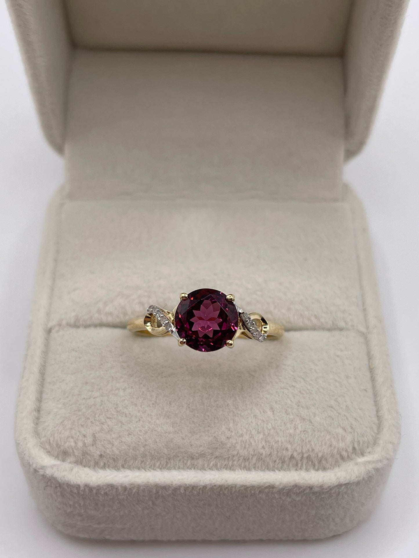9ct gold garnet and diamond ring