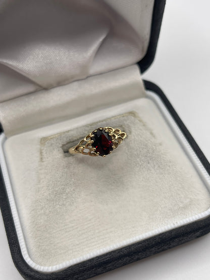 9ct gold garnet ring
