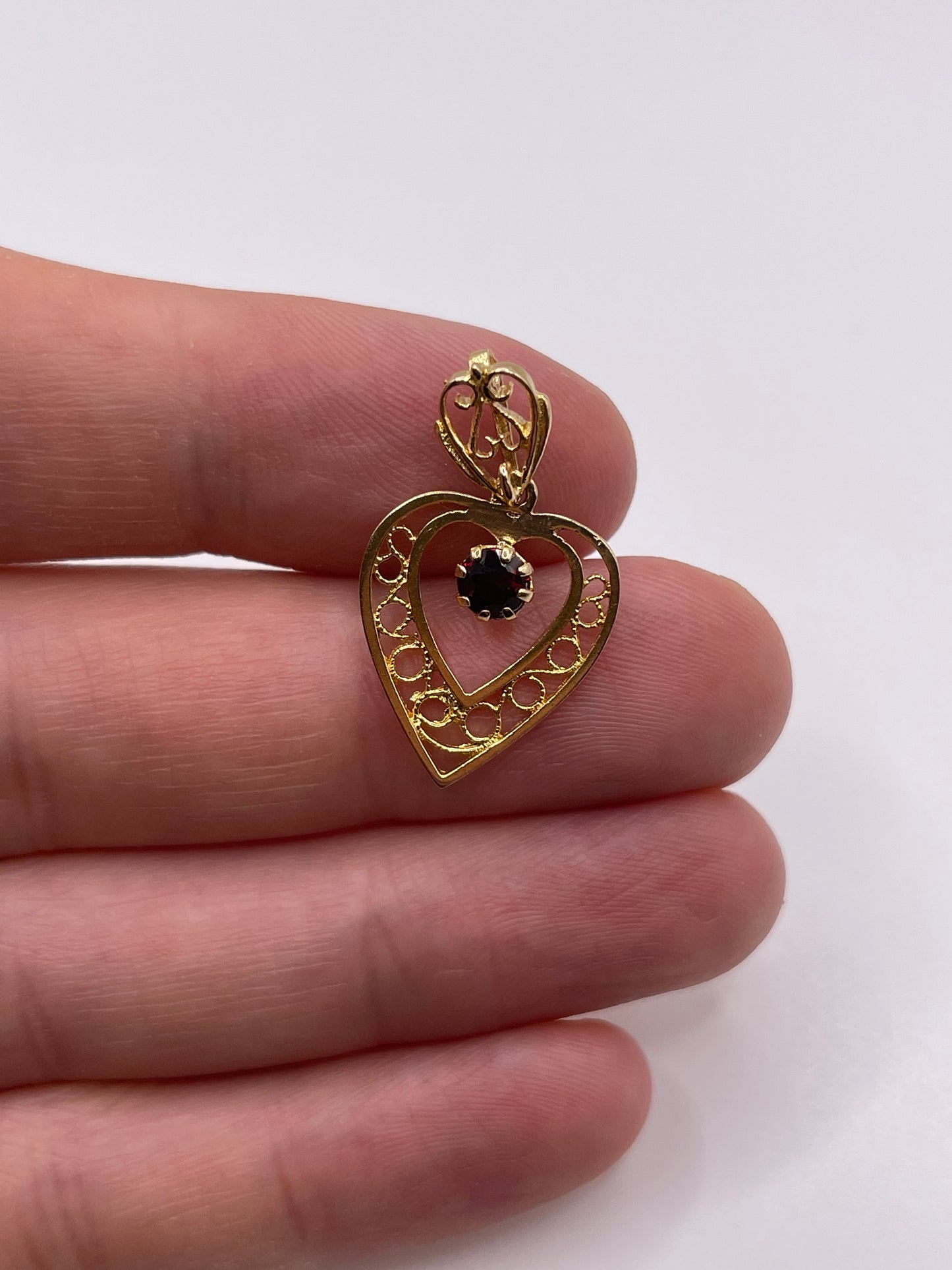 9ct gold garnet heart pendant