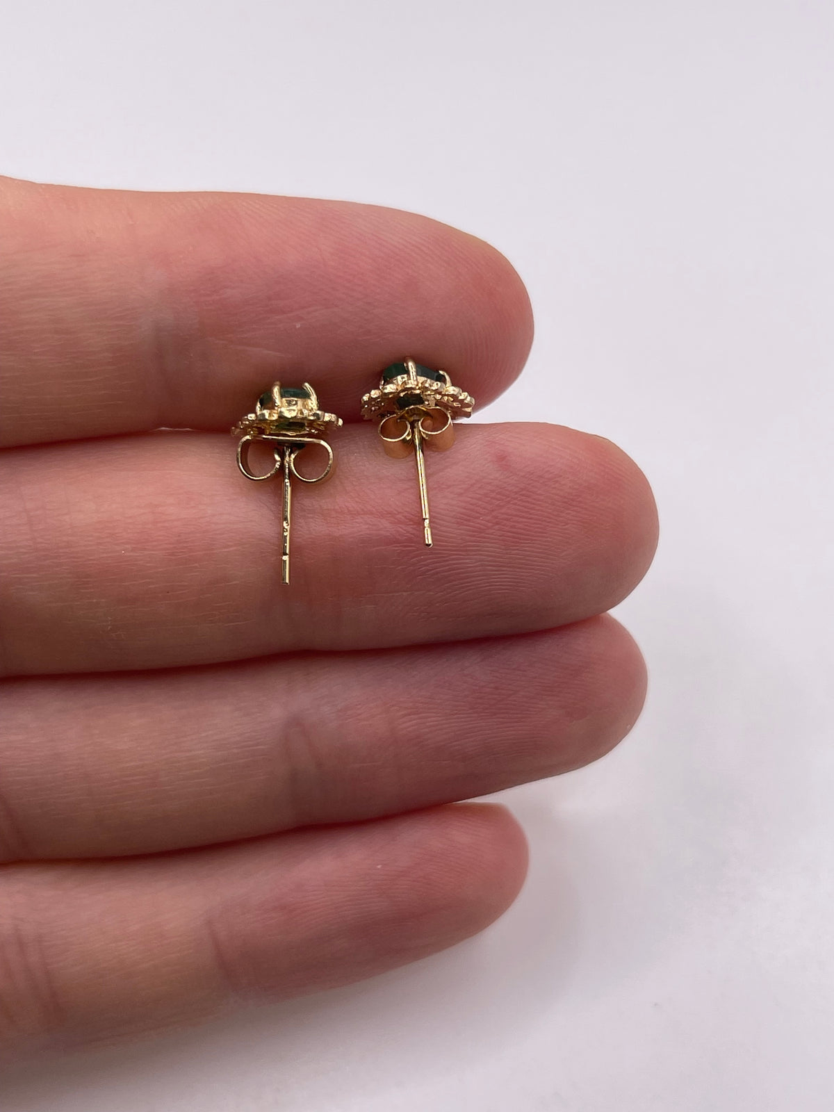 9ct gold emerald earrings